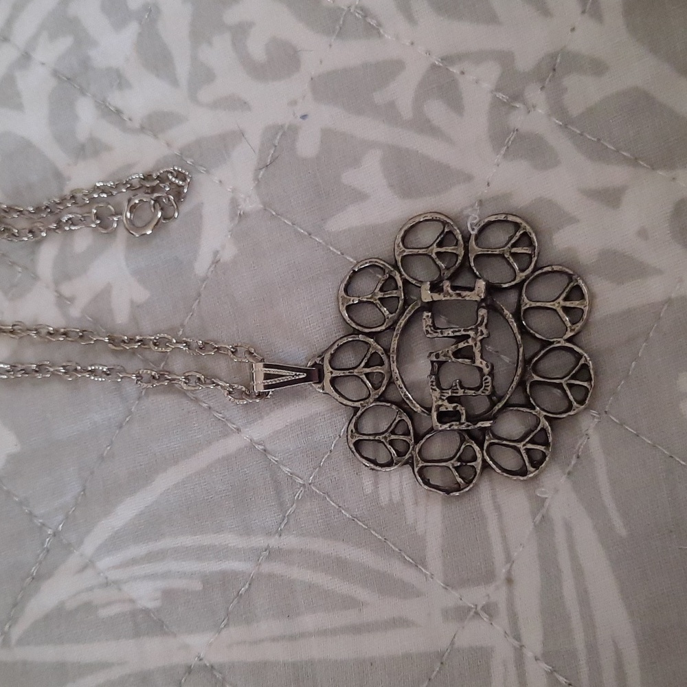 🎉🎉Silvertone Peace ✌️Pendant With Necklace